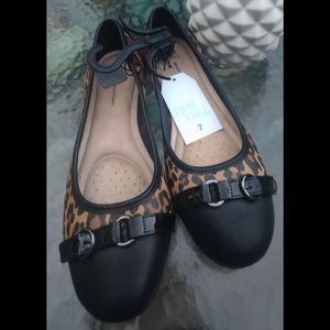 NWT! TIME and TRU - Buckle Toe Memory Foam